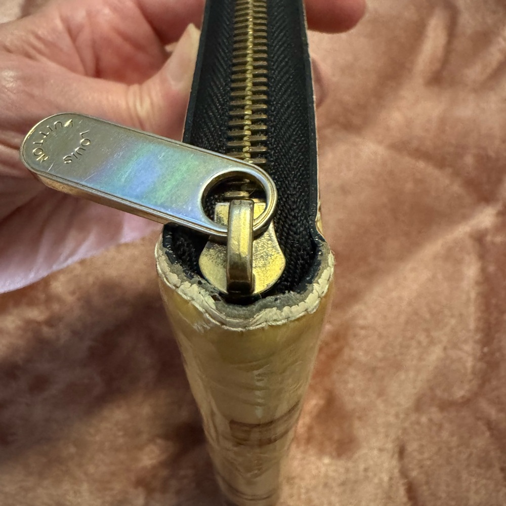 Authentic Louis Vuitton Vernis Cream Zippy Wallet Elegant Design - Picture 4 of 6